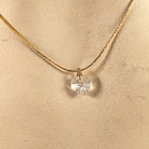 Small crystal heart pendant on gold toned chain, friendship - Picture 4 of 9